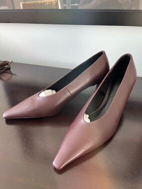 POINTED PUMPS in Burgundy sz 40 worn in photo shoot only.